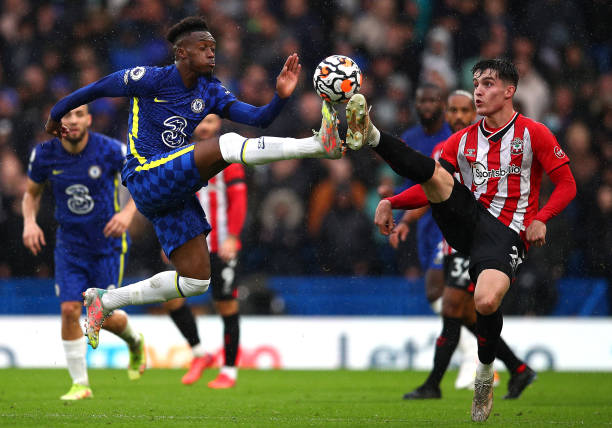 他注意到桌 他注意到桌